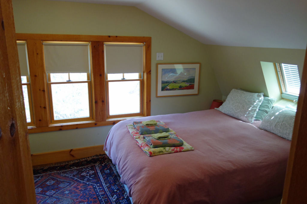 young-ideas-vermont-cabin-master-bedroom-via-smallhousebliss Vermontská horská chata – Dokonalý únik do světa klidu a sněhu