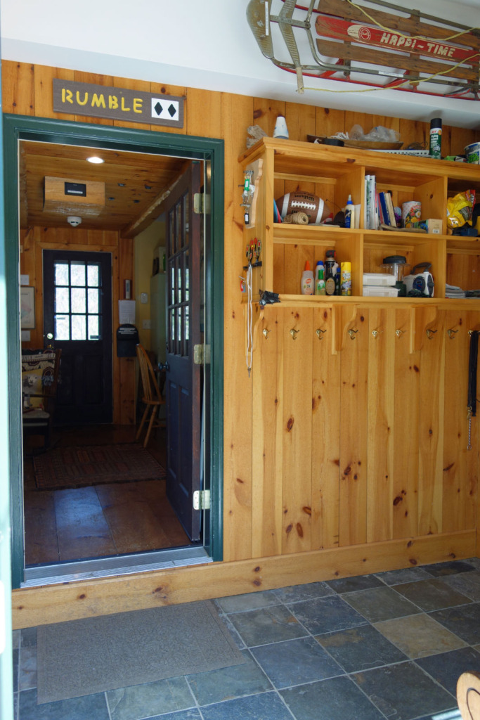 young-ideas-vermont-cabin-mudroom1-via-smallhousebliss Vermontská horská chata – Dokonalý únik do světa klidu a sněhu