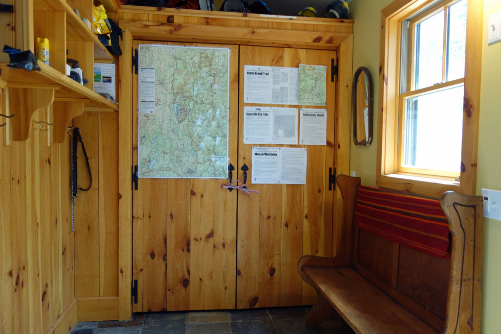 young-ideas-vermont-cabin-mudroom2-via-smallhousebliss Vermontská horská chata – Dokonalý únik do světa klidu a sněhu