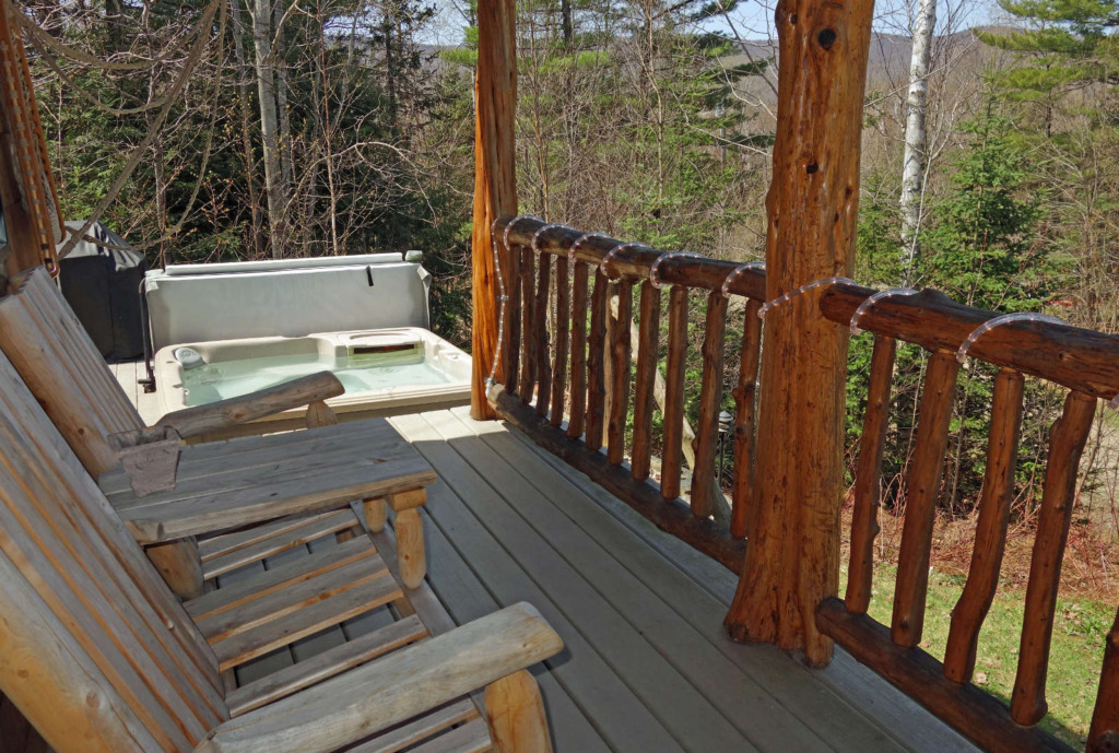 young-ideas-vermont-cabin-porch-via-smallhousebliss Vermontská horská chata – Dokonalý únik do světa klidu a sněhu