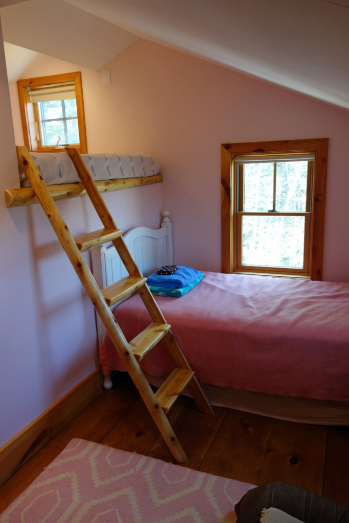 young-ideas-vermont-cabin-sleeping-loft1-via-smallhousebliss Vermontská horská chata – Dokonalý únik do světa klidu a sněhu