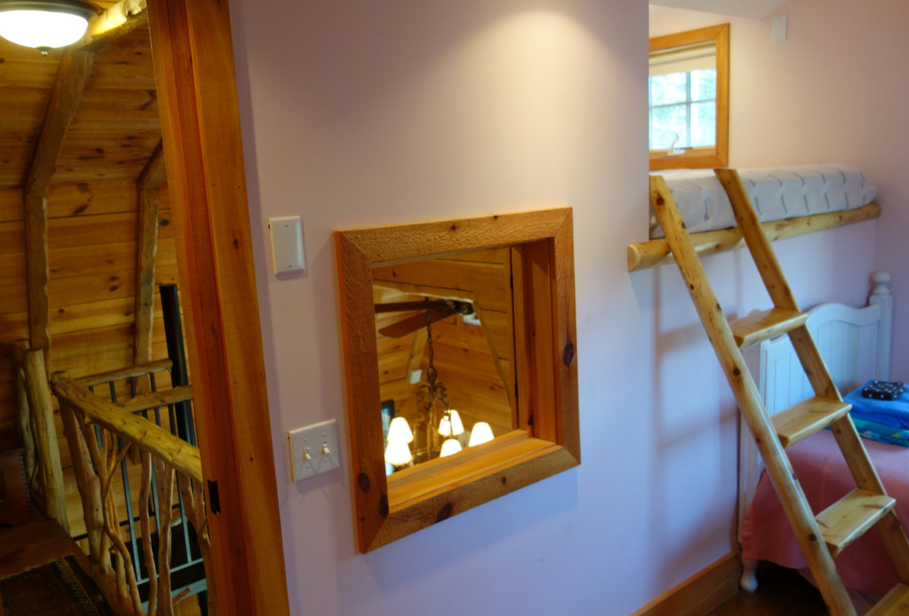 young-ideas-vermont-cabin-sleeping-loft2-via-smallhousebliss Vermontská horská chata – Dokonalý únik do světa klidu a sněhu