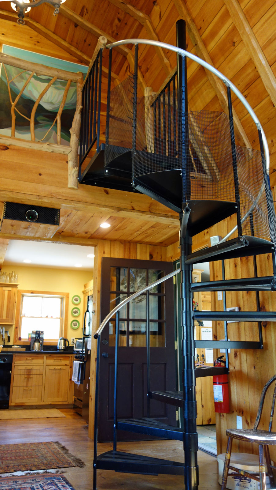 young-ideas-vermont-cabin-stairs-via-smallhousebliss Vermontská horská chata – Dokonalý únik do světa klidu a sněhu