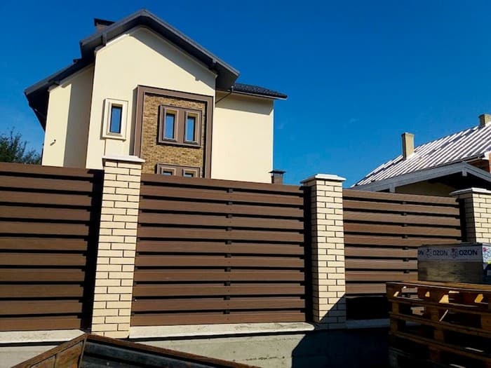 Nejkrásnější a nejodolnější WPC ploty: 30+ inspirací ,které promění každé oplocení v designový prvek
