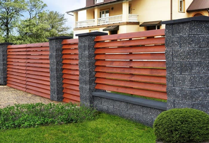 Nejkrásnější a nejodolnější WPC ploty: 30+ inspirací ,které promění každé oplocení v designový prvek
