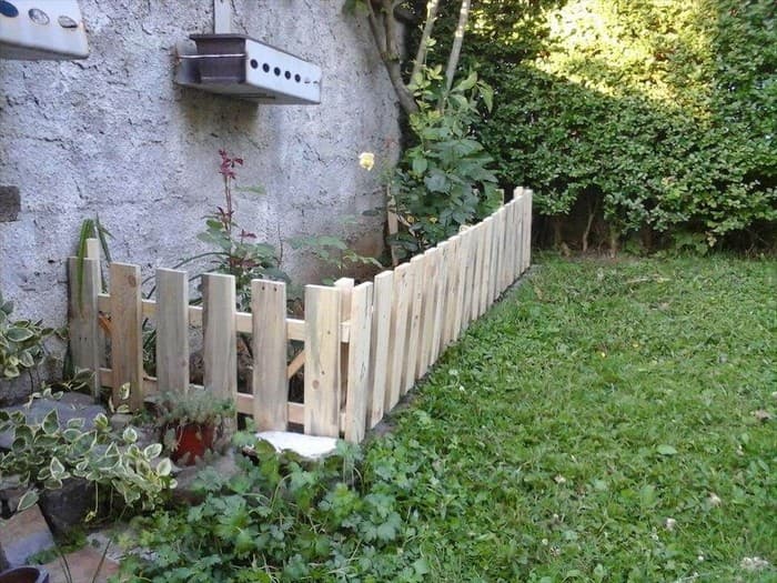 Elegantní a stylové ploty z palet: 40+ nápadů, které promění vaši zahradu