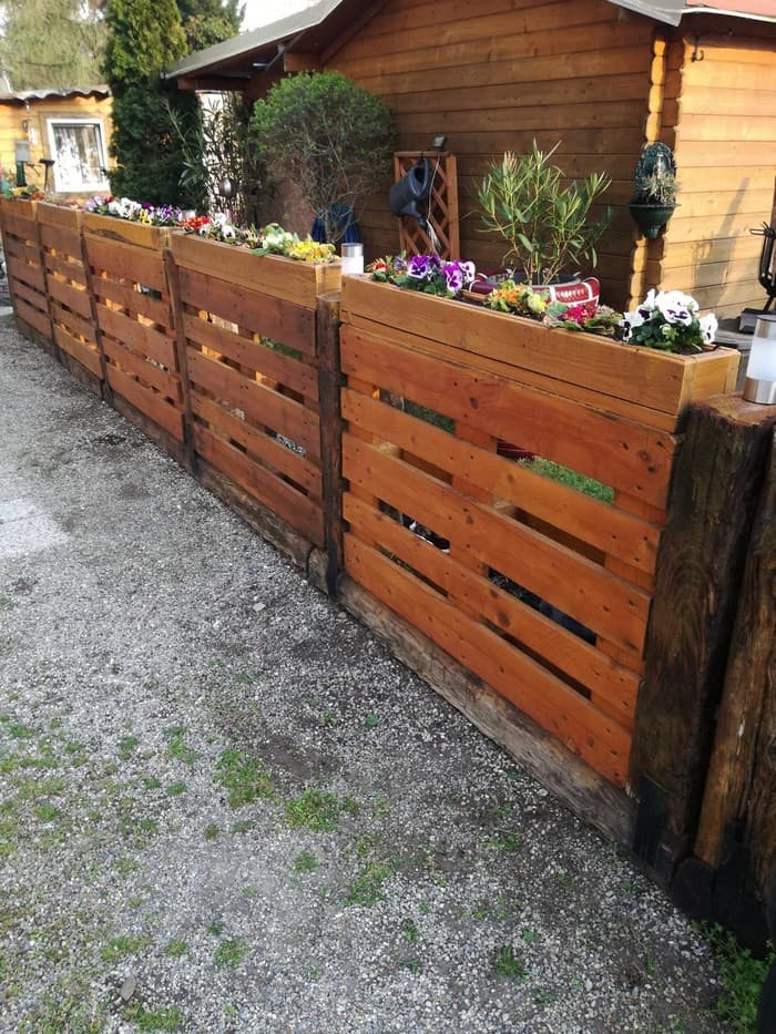 Elegantní a stylové ploty z palet: 40+ nápadů, které promění vaši zahradu
