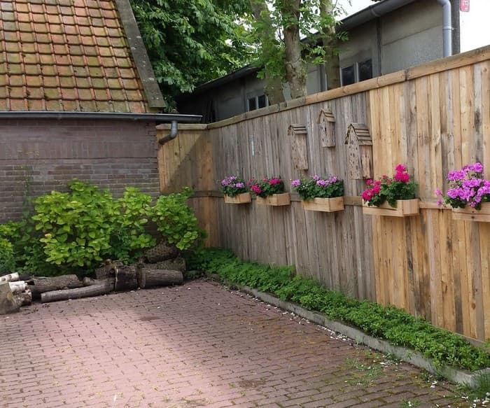 Elegantní a stylové ploty z palet: 40+ nápadů, které promění vaši zahradu