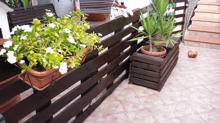 Elegantní a stylové ploty z palet: 40+ nápadů, které promění vaši zahradu