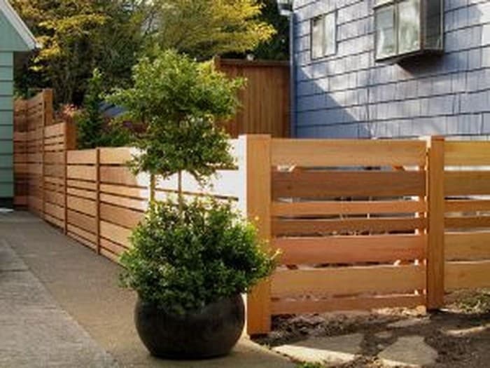 Elegantní a stylové ploty z palet: 40+ nápadů, které promění vaši zahradu