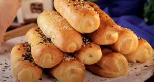 Mini bagetky plněné sýrem a zeleninkou: Z kynutého těsta! mini bagetky plněné sýrem a zeleninkou: z kynutého těsta!