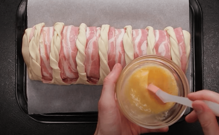 recept na velký hot-dog: vyzkoušejte tento závin plněný sýrem a párky!