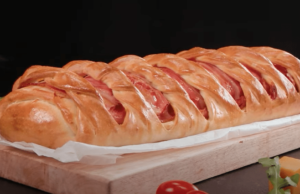 recept na velký hot-dog: vyzkoušejte tento závin plněný sýrem a párky!