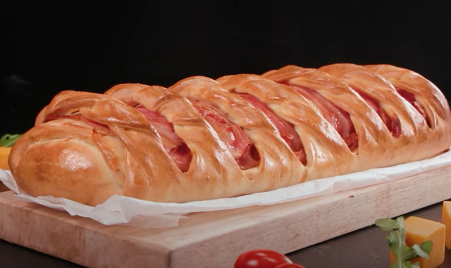 recept na velký hot-dog: vyzkoušejte tento závin plněný sýrem a párky! recept na velký hot-dog: vyzkoušejte tento závin plněný sýrem a párky!