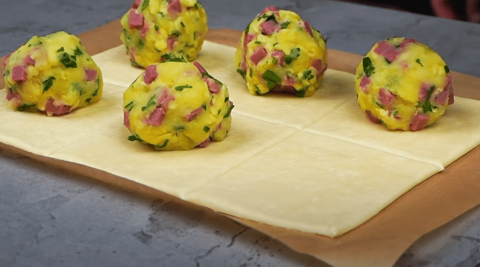 chutné sýrovo-bramborové koule v listovém těstu – inspirace na skvělý, slaný dezert!