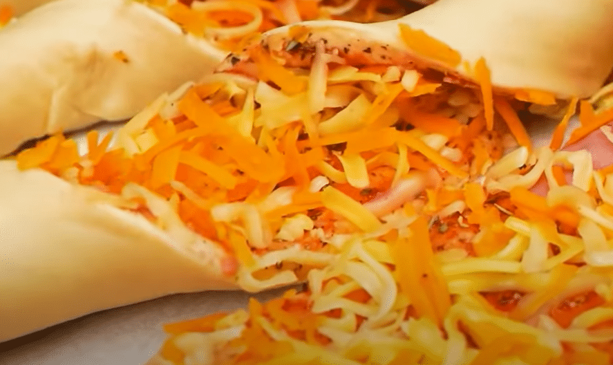vynikající sýrové tyčinky z listového těsta – jednoduchá inspirace na pohoštění!