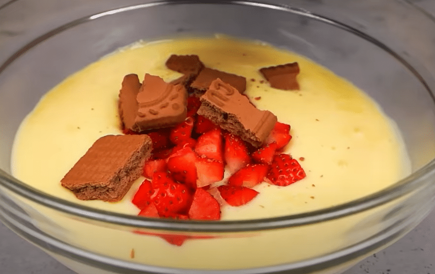 nepečený vanilkový dezert s jahodami – ideální na letní horké dny!