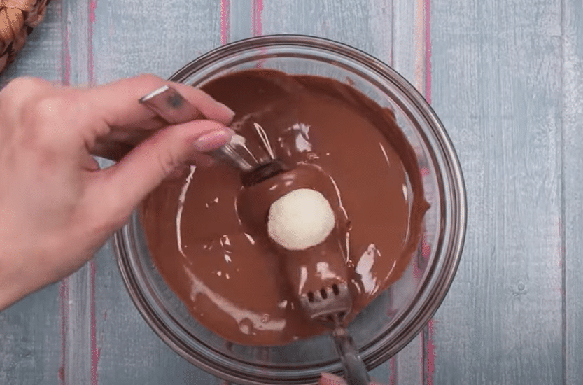 kokosovo-mléčné kuličky obalené v čokoládě: velice oblíbené u nás doma!