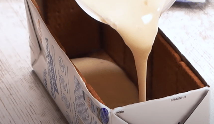 fantastický krémový dezert s bebe sušenkami, připravený v krabici od mléka – to musíte vyzkoušet!