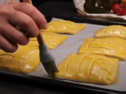 jednoduchý recept z listového těsta – výborné kapsičky plněné sýrovo-šunkovou směsí!