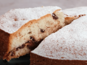recept na jednoduchý koláč s nutellou a kousky čokolády: pochutná si na něm každý!