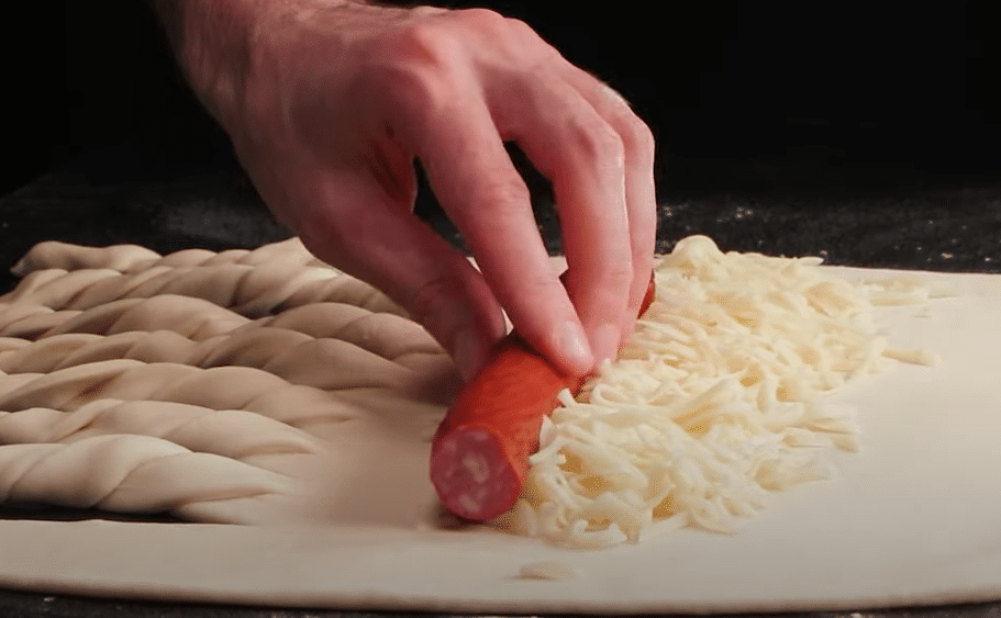 recept na velký hot-dog: vyzkoušejte tento závin plněný sýrem a párky!