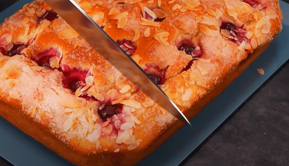 ten nejlepší třešňový koláč z kynutého těsta – každý si na něm pochutná!
