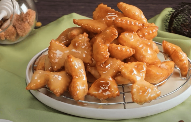 velice levný recept na skvělé, smažené máslové sušenky v cukrovém sirupu! velice levný recept na skvělé, smažené máslové sušenky v cukrovém sirupu!