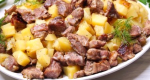 Netradiční recept: Brambory s dušeným vepřovým masem a domácími knedlíčky Netradiční recept: Brambory s dušeným vepřovým masem a domácími knedlíčky