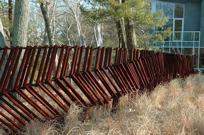 35+ inspirativních nápadů, jak proměnit obyčejný plot v jedinečný designový prvek