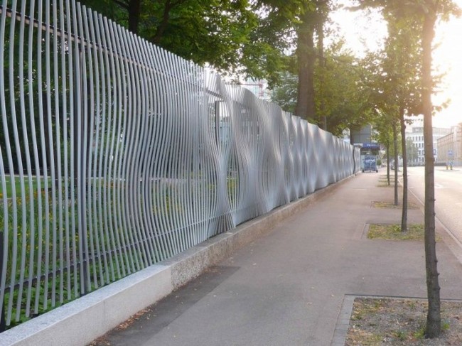 35+ inspirativních nápadů, jak proměnit obyčejný plot v jedinečný designový prvek