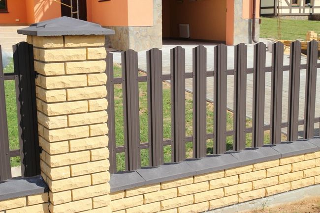 35+ inspirativních nápadů, jak proměnit obyčejný plot v jedinečný designový prvek