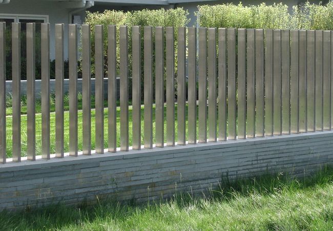 35+ inspirativních nápadů, jak proměnit obyčejný plot v jedinečný designový prvek