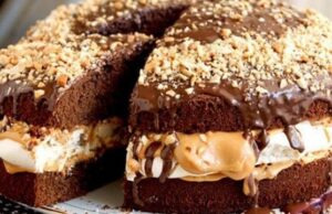 lahodný “snickers” dort s arašídami a a čokoládou – ihned si jej zamilujete!