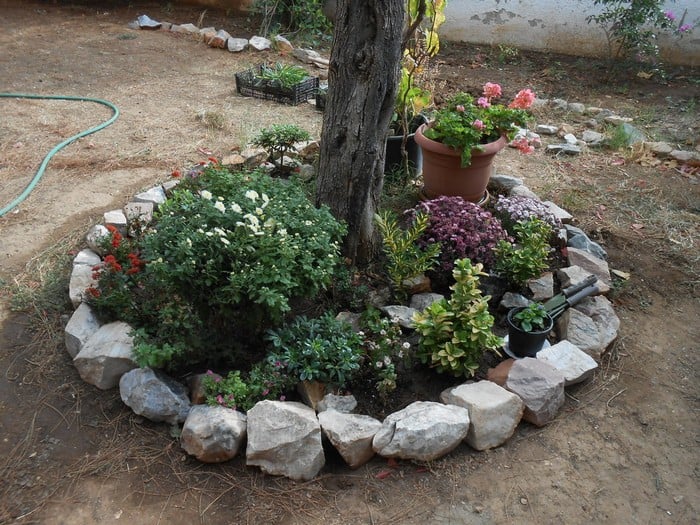Kamenný záhon na zahradě a kolem domu: 60 jednoduchých a krásných nápadů