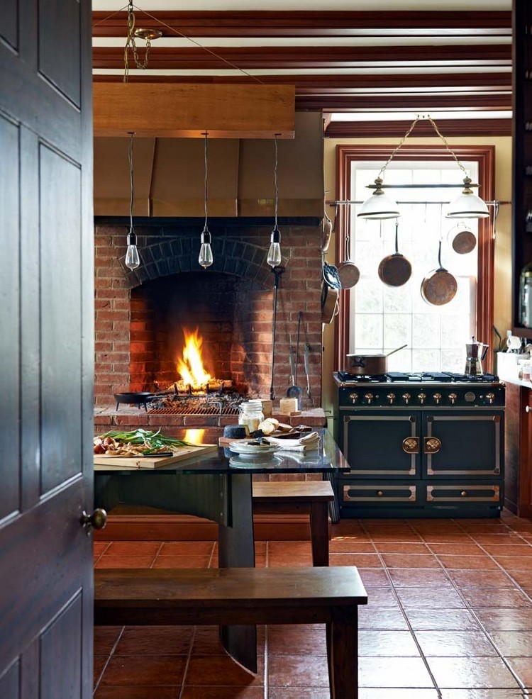 kamin-na-kuhne02 Stylová kuchyně s krbem: 45+ inspirací, jak proměnit prostor, kde se snoubí praktičnost s krásou