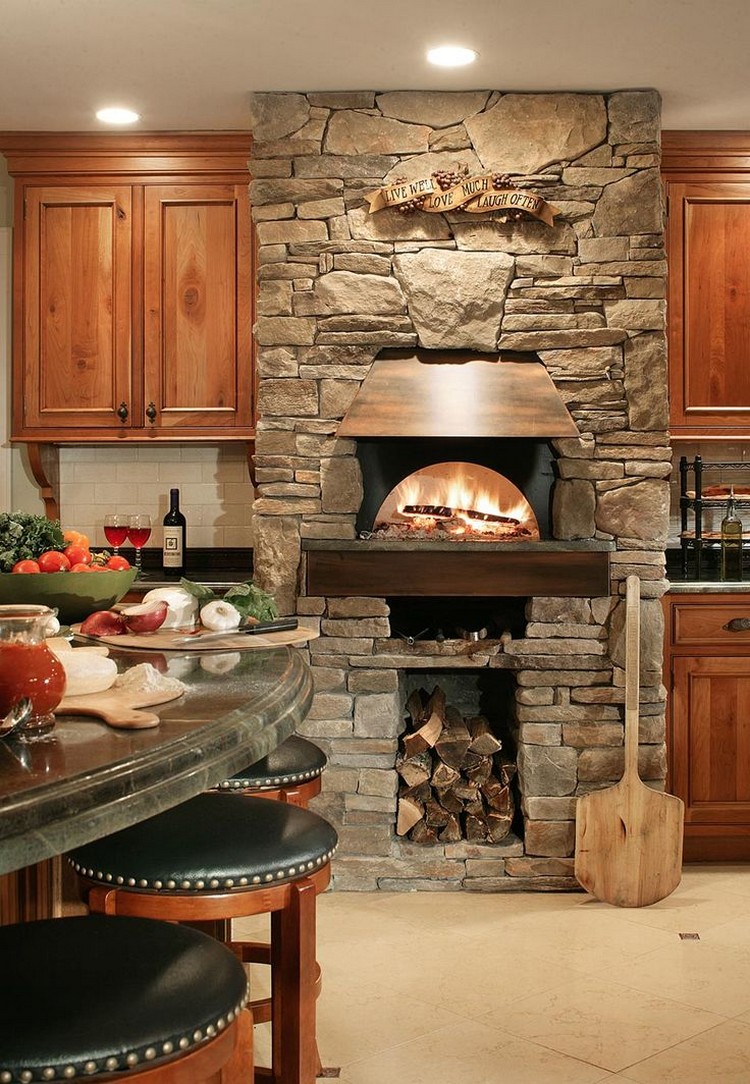 kamin-na-kuhne08 Stylová kuchyně s krbem: 45+ inspirací, jak proměnit prostor, kde se snoubí praktičnost s krásou