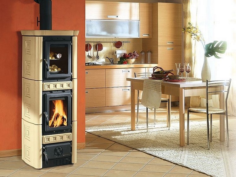 kamin-na-kuhne18 Stylová kuchyně s krbem: 45+ inspirací, jak proměnit prostor, kde se snoubí praktičnost s krásou