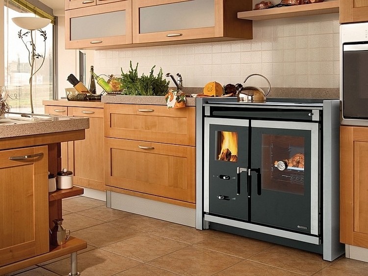 kamin-na-kuhne20 Stylová kuchyně s krbem: 45+ inspirací, jak proměnit prostor, kde se snoubí praktičnost s krásou