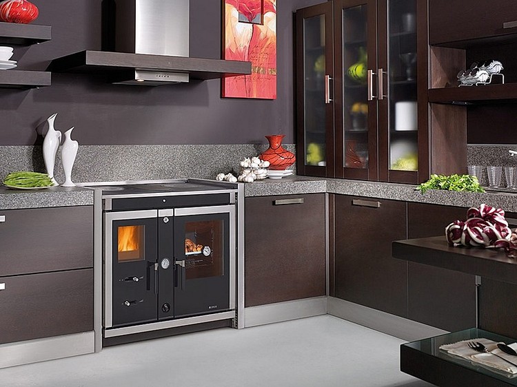 kamin-na-kuhne21 Stylová kuchyně s krbem: 45+ inspirací, jak proměnit prostor, kde se snoubí praktičnost s krásou