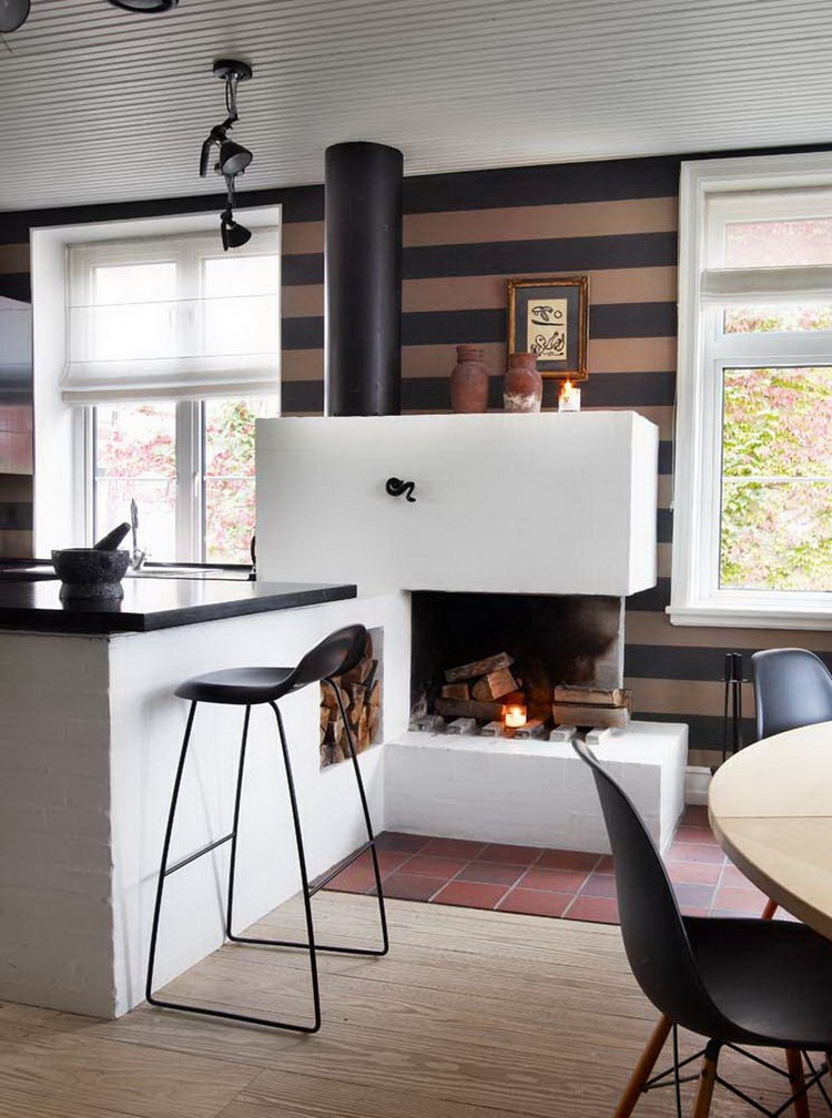 kamin-na-kuhne40 Stylová kuchyně s krbem: 45+ inspirací, jak proměnit prostor, kde se snoubí praktičnost s krásou