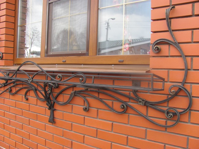 Kované okenní držáky na květiny – 45+ elegantních inspirací pro vaše okna