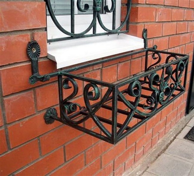Kované okenní držáky na květiny – 45+ elegantních inspirací pro vaše okna