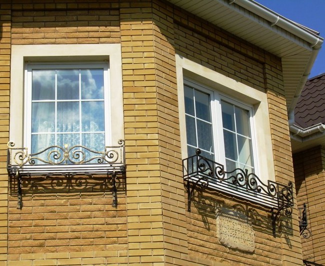 Kované okenní držáky na květiny – 45+ elegantních inspirací pro vaše okna