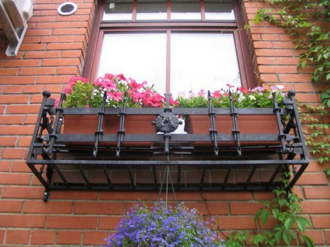 Kované okenní držáky na květiny – 45+ elegantních inspirací pro vaše okna