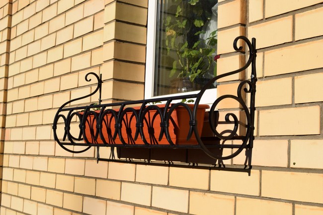 Kované okenní držáky na květiny – 45+ elegantních inspirací pro vaše okna