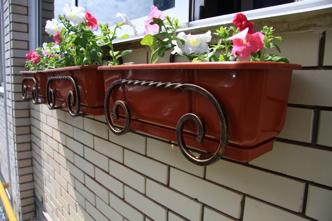 Kované okenní držáky na květiny – 45+ elegantních inspirací pro vaše okna