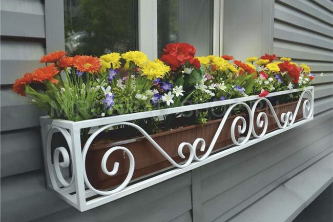 Kované okenní držáky na květiny – 45+ elegantních inspirací pro vaše okna
