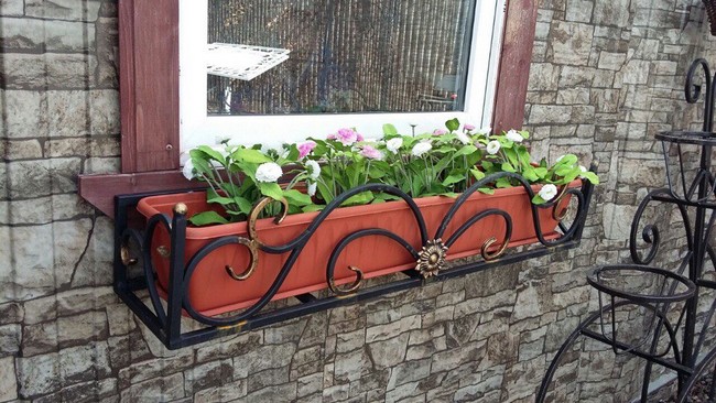 Kované okenní držáky na květiny – 45+ elegantních inspirací pro vaše okna