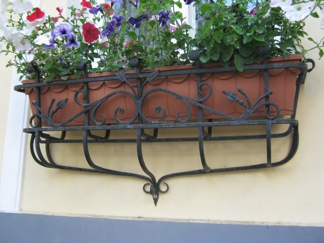 Kované okenní držáky na květiny – 45+ elegantních inspirací pro vaše okna